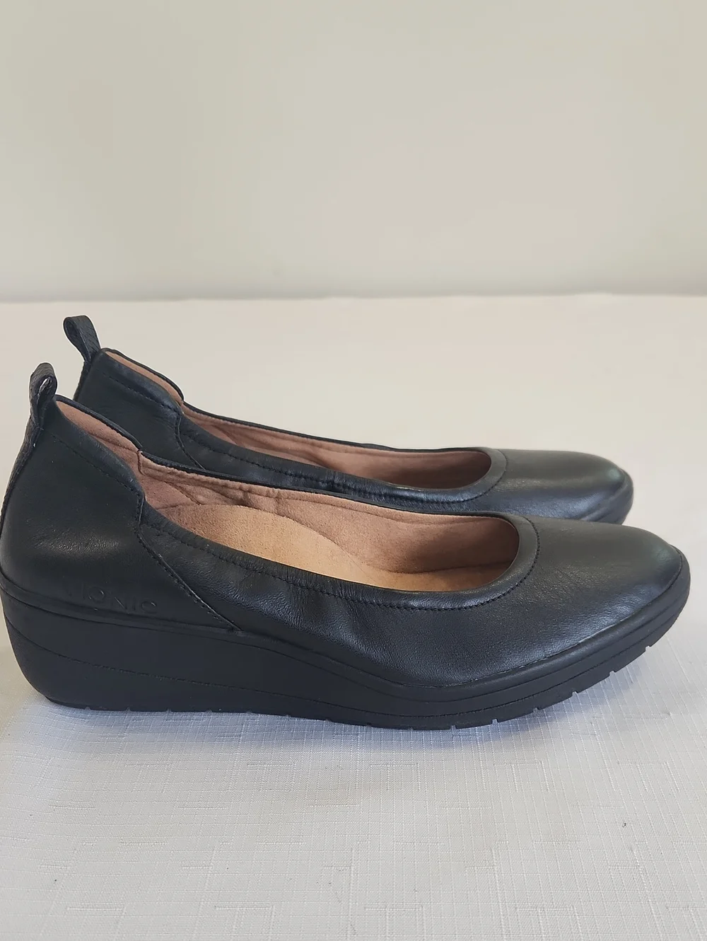 Vionic Jacey Black Leather Wedges. Slip-Ons. Size 8.5